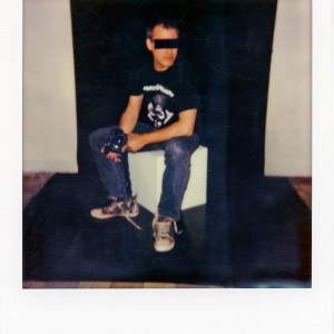 Lately in the studio, absorbed on a polaroid: an anonymous person with anonymous sunglasses sundenly becoming manifest on the socle...